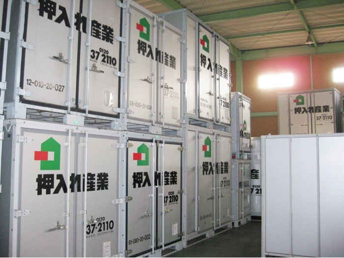 屋内保管・常人管理で安心・安全 押入れ産業 宇都宮店外観1