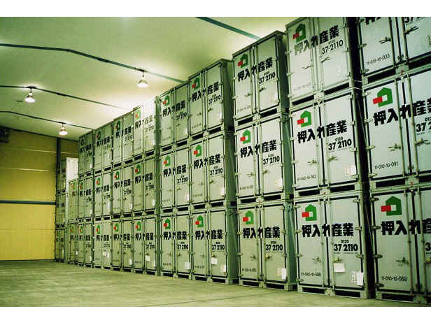 屋内保管・常人管理で安心・安全 押入れ産業 伊勢崎店外観1