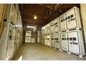 屋内保管・常人管理で安心・安全 押入れ産業 八王子店外観1