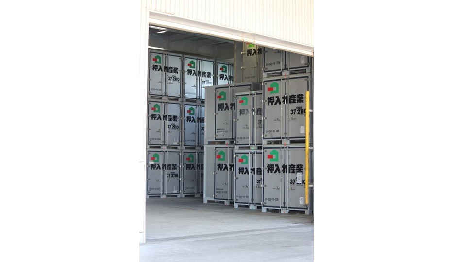 屋内保管・常人管理で安心・安全 押入れ産業 姫路店外観1